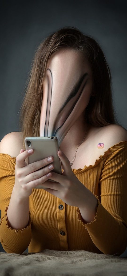 雷神 App 离线列表界面截图，已保存的评测文章以卡片形式纵向排列，每张卡片右上角有下载完成的对勾图标